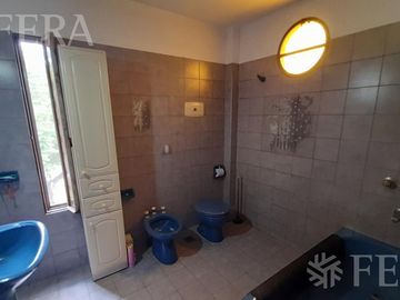 Venta casa de 4 ambientes con jardín, cochera, balcón y patio en Quilmes Oeste