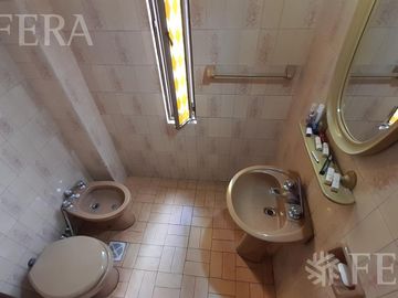 Venta casa de 4 ambientes con jardín, cochera, balcón y patio en Quilmes Oeste