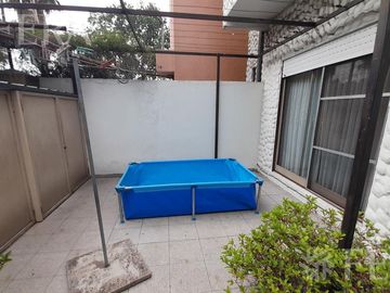 Venta casa de 4 ambientes con jardín, cochera, balcón y patio en Quilmes Oeste