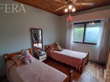 Venta casa de 4 ambientes con jardín, cochera, balcón y patio en Quilmes Oeste