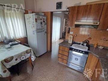 Venta casa de 4 ambientes con jardín, cochera, balcón y patio en Quilmes Oeste