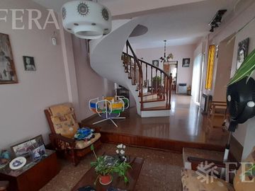 Venta casa de 4 ambientes con jardín, cochera, balcón y patio en Quilmes Oeste