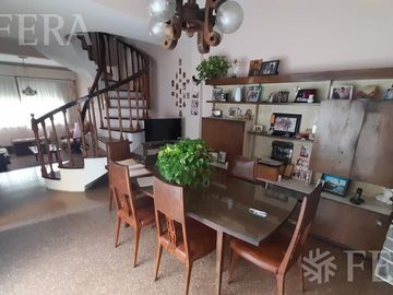 Venta casa de 4 ambientes con jardín, cochera, balcón y patio en Quilmes Oeste