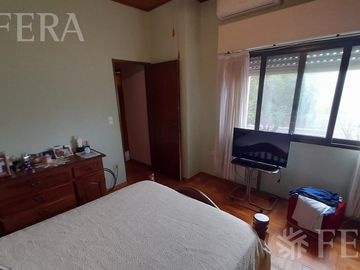 Venta casa de 4 ambientes con jardín, cochera, balcón y patio en Quilmes Oeste