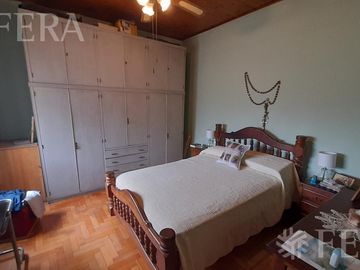 Venta casa de 4 ambientes con jardín, cochera, balcón y patio en Quilmes Oeste