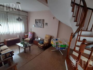 Venta casa de 4 ambientes con jardín, cochera, balcón y patio en Quilmes Oeste
