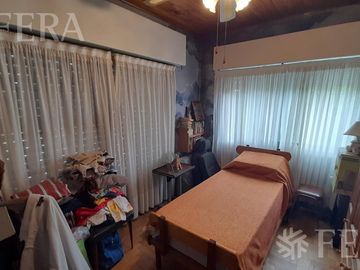 Venta casa de 4 ambientes con jardín, cochera, balcón y patio en Quilmes Oeste