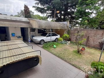Venta casa de 4 ambientes con jardín, cochera, balcón y patio en Quilmes Oeste