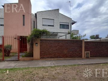 Venta casa de 4 ambientes con jardín, cochera, balcón y patio en Quilmes Oeste
