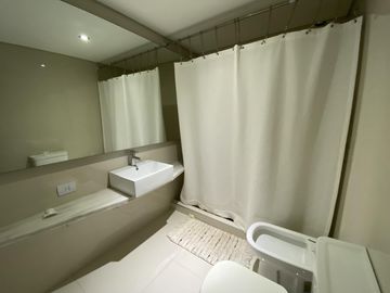 VENTA monoambiente amoblado de 49m2 c/ coch fija y cu, seg 24h y ame-Ciudad de la paz 300 (Colegiales)