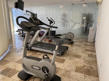 VENTA monoambiente amoblado de 49m2 c/ coch fija y cu, seg 24h y ame-Ciudad de la paz 300 (Colegiales)