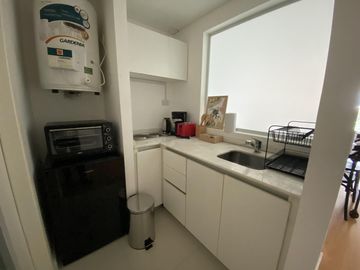 VENTA monoambiente amoblado de 49m2 c/ coch fija y cu, seg 24h y ame-Ciudad de la paz 300 (Colegiales)