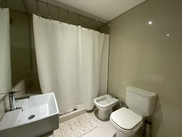 VENTA monoambiente amoblado de 49m2 c/ coch fija y cu, seg 24h y ame-Ciudad de la paz 300 (Colegiales)