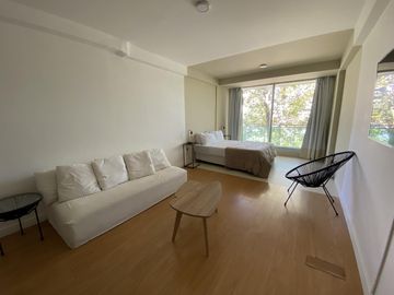 VENTA monoambiente amoblado de 49m2 c/ coch fija y cu, seg 24h y ame-Ciudad de la paz 300 (Colegiales)