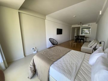 VENTA monoambiente amoblado de 49m2 c/ coch fija y cu, seg 24h y ame-Ciudad de la paz 300 (Colegiales)