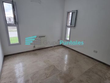 Excelente Casa en Barrio Lagos de Canning con 4 dormitorios y gran piscina sobre lote de 1018 m2
