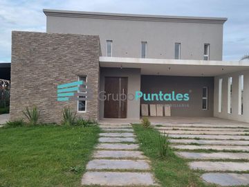 Excelente Casa en Barrio Lagos de Canning con 4 dormitorios y gran piscina sobre lote de 1018 m2