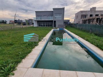 Excelente Casa en Barrio Lagos de Canning con 4 dormitorios y gran piscina sobre lote de 1018 m2