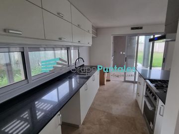 Excelente Casa en Barrio Lagos de Canning con 4 dormitorios y gran piscina sobre lote de 1018 m2