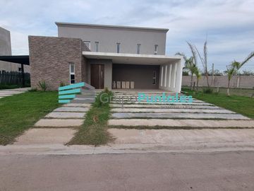 Excelente Casa en Barrio Lagos de Canning con 4 dormitorios y gran piscina sobre lote de 1018 m2