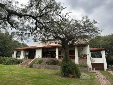 Casa en  venta villa allende golf gran parque y pileta