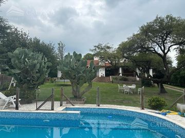 Casa en  venta villa allende golf gran parque y pileta