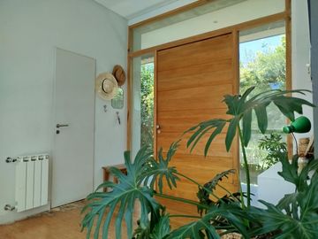 Casa moderna 3 dorm. hormigón y vidrio excelente, luminosa detalles de categoría
