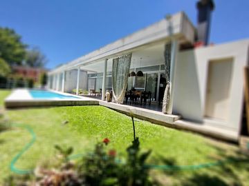 Casa moderna 3 dorm. hormigón y vidrio excelente, luminosa detalles de categoría