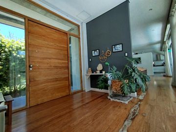 Casa moderna 3 dorm. hormigón y vidrio excelente, luminosa detalles de categoría