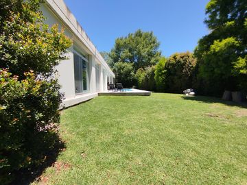 Casa moderna 3 dorm. hormigón y vidrio excelente, luminosa detalles de categoría