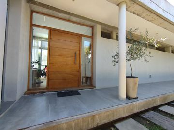 Casa moderna 3 dorm. hormigón y vidrio excelente, luminosa detalles de categoría