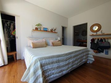 Casa moderna 3 dorm. hormigón y vidrio excelente, luminosa detalles de categoría