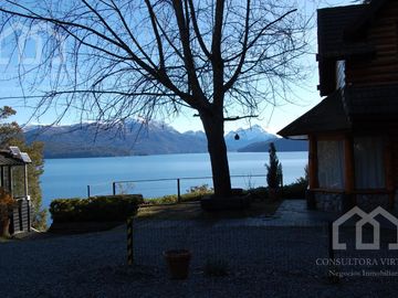 Casa con costa de lago, piscina y marina