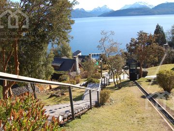 Casa con costa de lago, piscina y marina