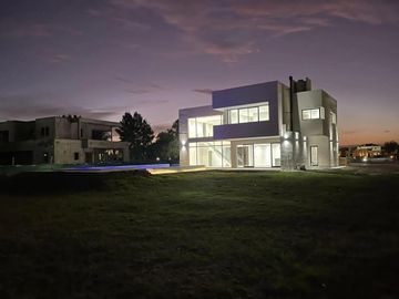 Casa en venta - 3 Dormitorios 5 Baños - Cocheras - 1500Mts2 - Canning