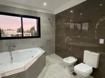 Casa en venta - 3 Dormitorios 5 Baños - Cocheras - 1500Mts2 - Canning