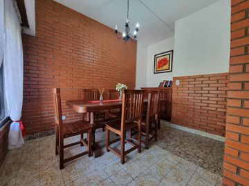 casa para 3 familias, ideal para obtener rentas.