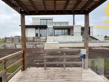 Casa Laguna en venta 6 amb con pileta en Naudir Escobar