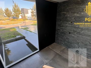 Casa Laguna en venta 6 amb con pileta en Naudir Escobar