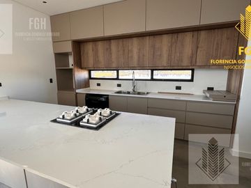 Casa Laguna en venta 6 amb con pileta en Naudir Escobar