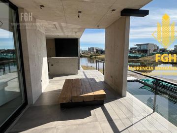 Casa Laguna en venta 6 amb con pileta en Naudir Escobar