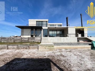 Casa Laguna en venta 6 amb con pileta en Naudir Escobar