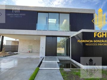 Casa Laguna en venta 6 amb con pileta en Naudir Escobar