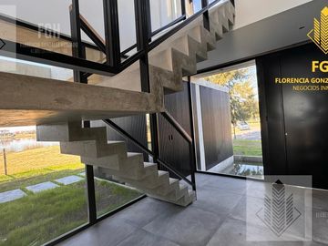 Casa Laguna en venta 6 amb con pileta en Naudir Escobar