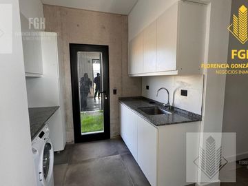 Casa Laguna en venta 6 amb con pileta en Naudir Escobar