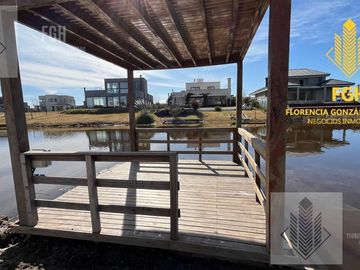 Casa Laguna en venta 6 amb con pileta en Naudir Escobar