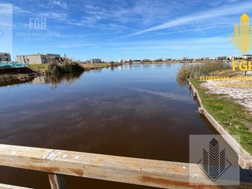 Casa Laguna en venta 6 amb con pileta en Naudir Escobar