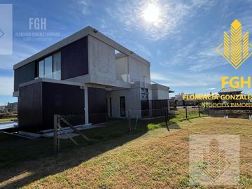 Casa Laguna en venta 6 amb con pileta en Naudir Escobar