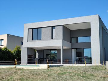 Casa al Agua en Venta en San Matías