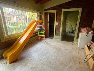 Chalet a la venta con parque en Castelar norte